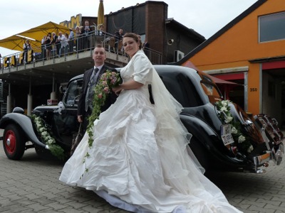 ... Oldtimer "Amélie" fährt das Brautpaar zum Café Bootsmann in Wuppertal ...